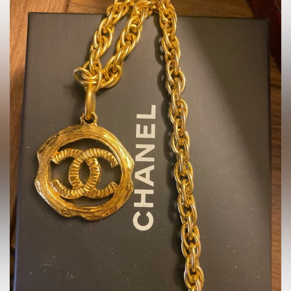 Chanel Vintage 24K gold plated hardware Necklace - Picture 3 of 9